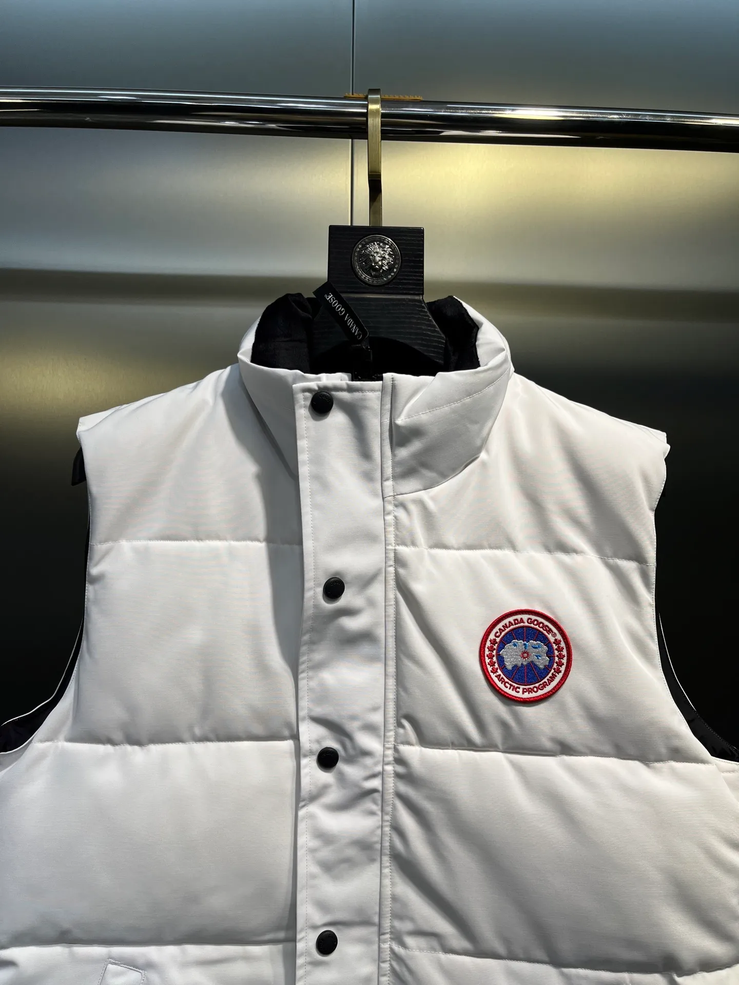 P380 🇨🇦Canada Goose""🇨🇦🌟 (pure white, non-returnable) Garson down vest has always been recognized as the warmest down jacket. Various Instagram celebrities, Internet celebrities, and celebrities often wear it for street photos. I make Canada Goose every year, but I still can't get rid of my love for it. No matter how cold the days are, there is no need to be afraid, because there is! Filled with 90% white duck down, it is the legendary warmest down jacket and is known as a must-have for Arctic outdoor sports! The most popular down jacket in the world, celebrities are rushing to buy it, it is a must-have!  Size: XS to 2XL